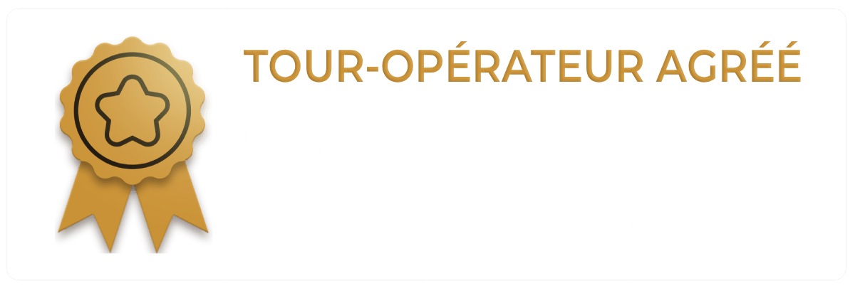 Gold badge with star and ribbon, text: TOUR-OPÉRATEUR AGRÉÉ